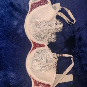 VICTORIAS SECRET LACE BRA. BNWT